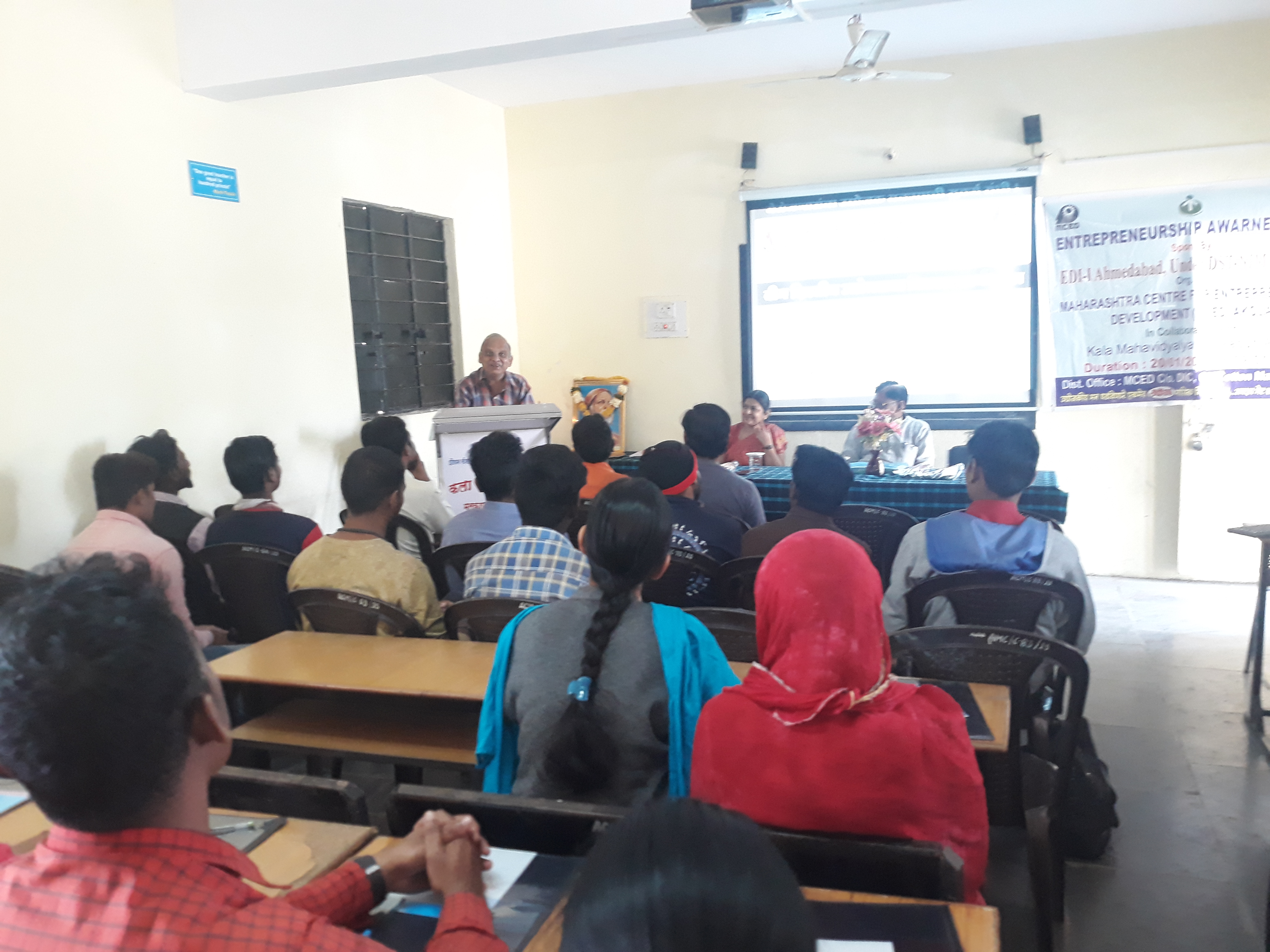 à¤¤à¥€à¤¨ à¤¦à¤¿à¤µà¤¶à¥€à¤¯ à¤‰à¤¦à¥à¤¯à¥‹à¤œà¤•à¤¤à¤¾ à¤µà¤¿à¤•à¤¾à¤¸ à¤•à¤¾à¤°à¥à¤¯à¤¶à¤¾à¤³à¤¾ 